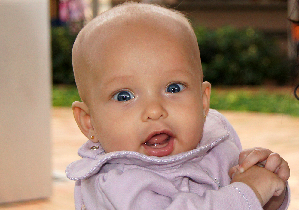 Hermosa bebé de 3 meses con lindos ojos azules
